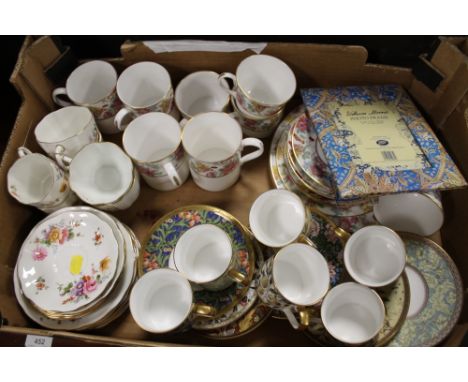A TRAY OF ASSORTED CHINA TO INCLUDE ROYAL WORCESTER CHINESE GARDEN, WILLIAM MORRIS COLLECTION CUPS AND SAUCERS, CROWN DERBY, 