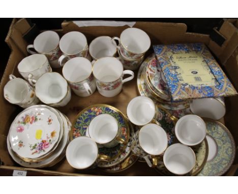 A TRAY OF ASSORTED CHINA TO INCLUDE ROYAL WORCESTER CHINESE GARDEN, WILLIAM MORRIS COLLECTION CUPS AND SAUCERS, CROWN DERBY, 