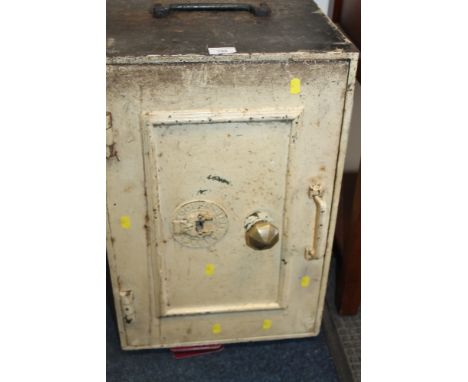 A VINTAGE CAST SAFE (NO KEY)