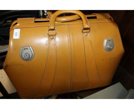 A VINTAGE LEATHER DOCTORS STYLE BAG