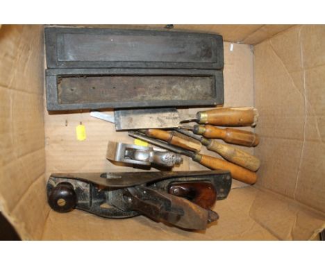 A QUANTITY OF VINTAGE HAND TOOLS TO INCLUDE WOOD PLANE, FILE, ETC 