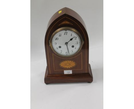 AN EDWARDIAN INLAID ARCHED TOP MANTEL CLOCK WITH ENAMEL FACE AND ARABIC NUMERAL MARKERS 
