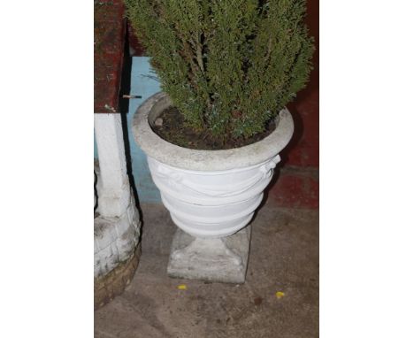 A LARGE GARDEN PLANTER ON PLINTH (HEAVY)