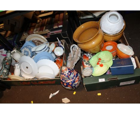 TWO TRAYS OF CHINA AND CERAMICS, TO INCLUDE ROYAL WORCESTER, WEDGWOOD, ETC 