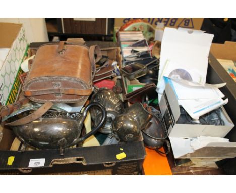 A QUANTITY OF COLLECTABLES AND METALWARE TO INCLUDE A LEATHER BINOCULAR CASE, DIGITAL CAMERA, ETC 