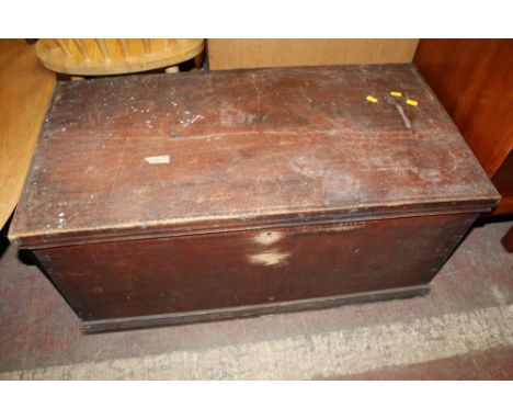 A WOODEN TOOL CHEST / STORAGE BOX 