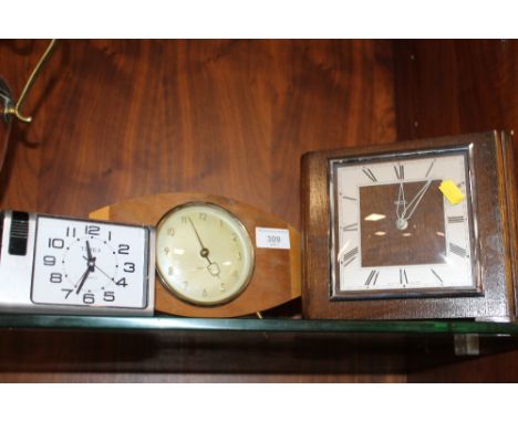 THREE ASSORTED CLOCKS TO INCLUDE A SMITHS MANTEL CLOCK 