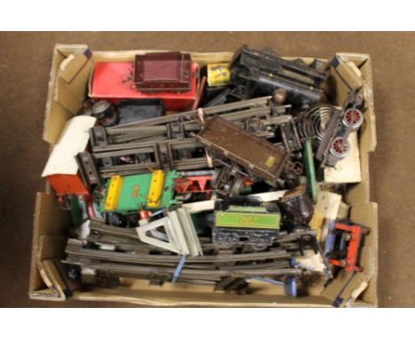 A SELECTION OF MODEL RAILWAY ITEMS TO INCLUDE MECCANO 