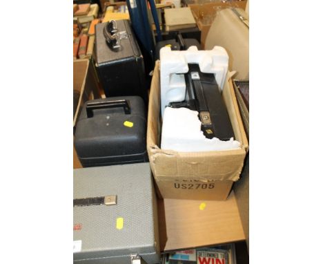 A SELECTION OF PROJECTOR EQUIPMENT AND ACCESSORIES TO INCLUDE BELL AND HOWELL, ETC 