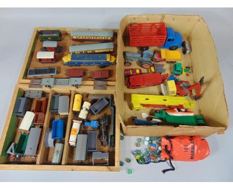 Mixed lot of railway model items including Triang loco R159/ R250, rolling stock by Triang and Hornby, together with collecti