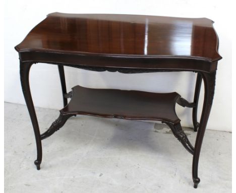 An Edwardian mahogany side/hall table with shelf stretcher to tapering cabriole supports and peg feet, 53 x 91cm.