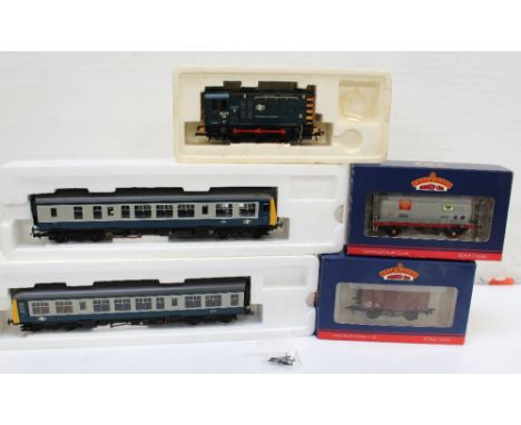 Two boxed Bachmann Branch-Line locomotives 32-902A Class 108 two-car DMU BR blue/grey (x2), also 32-11108 diesel shunter 0824