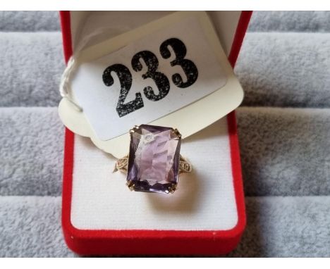 Ladies 9ct Gold Amethyst set ring Birmingham 19654.8g total weight. Size O 