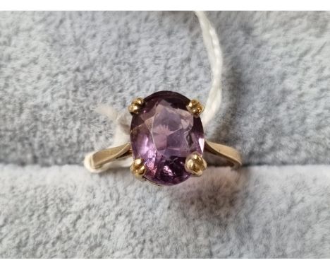 Ladies 9ct gold Amethyst set ring 3g total weight. Size S 