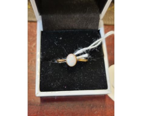 Ladies 18ct Gold Oval Opal set ring 1.85g 