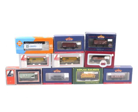 Ten OO gauge goods wagons. Comprising bulkers, box cars and tankers etc from Bachmann, Lima and Roco, all in original boxes.