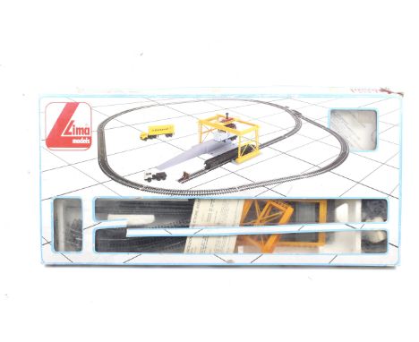 A Lima models OO gauge model railway set. Comprising a Freightliner diesel locomotive, an assortment of goods wagons plus con