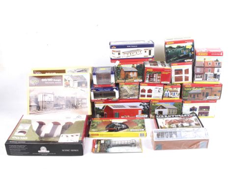A collection of Hornby and Bachmann trackside buildings. Including Shops, Parish Hall etc, all boxed. Condition Report: The m