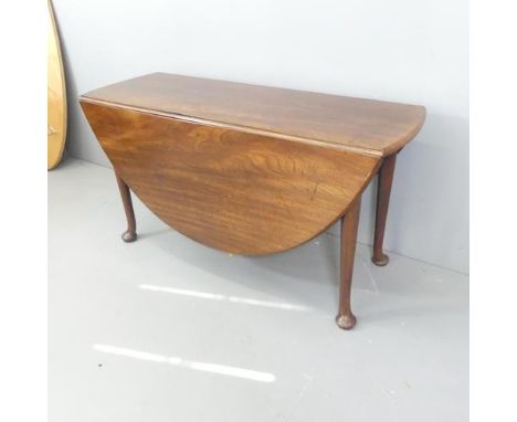 A Georgian mahogany oval gate-leg drop-leaf dining table, raised on tapered legs with spade feet. 137x72x48cm (opening to 151