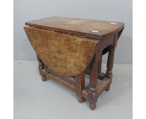 A small oak gate-leg drop-leaf occasional table. 56x46x30cm. 