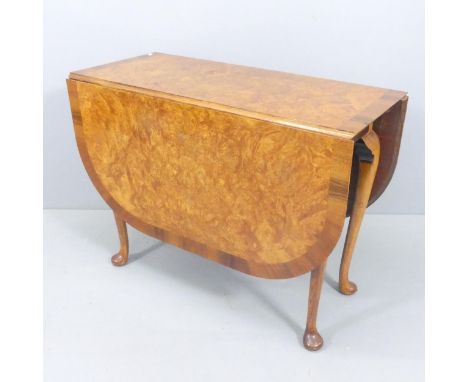 A crossbanded mahogany and burr-walnut veneered gate-leg drop-leaf table, raised on cabriole legs with spade feet. 99x75x46cm
