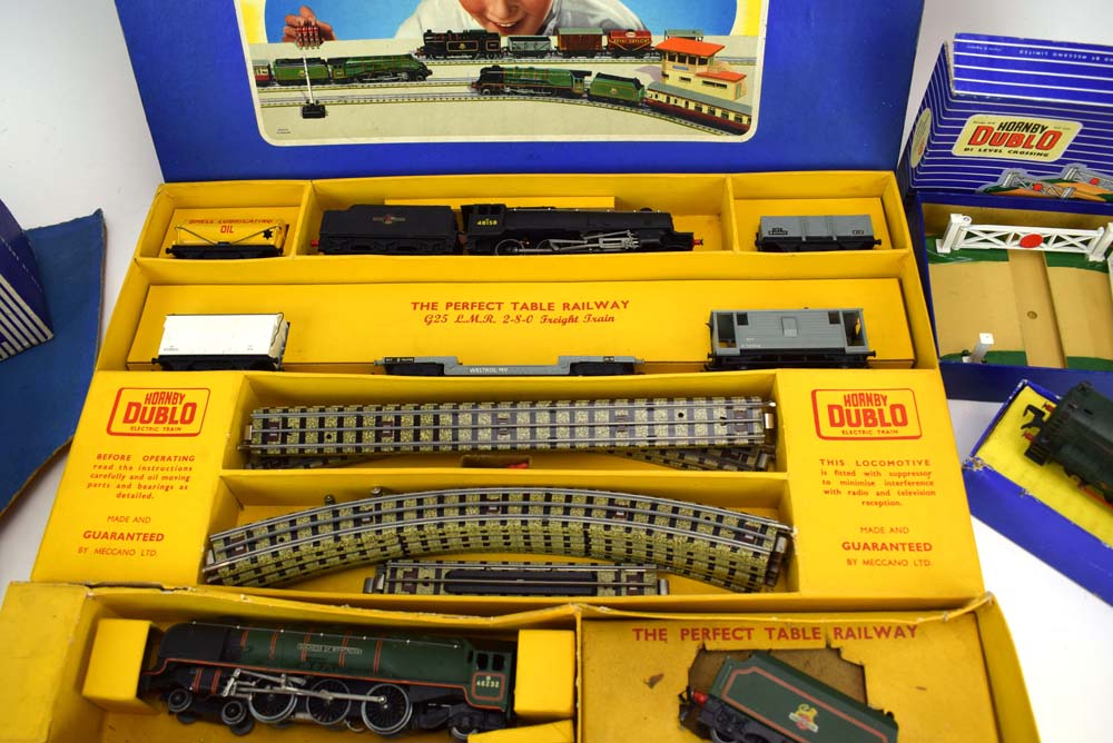 A Hornby Dublo OO gauge G25 LMR 280 freight train set, a passenger