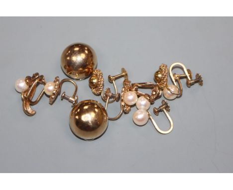 Five assorted pairs of 9ct gold earclips including cultured pearl set.