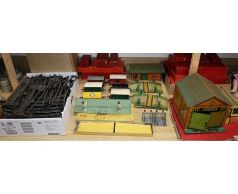 Hornby 0 Gauge Railway collection: all items late 1950s to early 1960s tinplate:- black tank engine, clockwork, boxed with ke