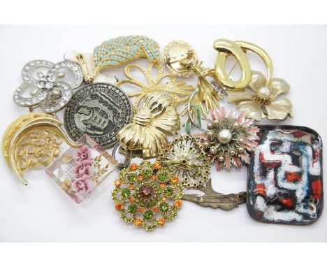 Box of costume jewellery brooches. P&amp;P Group 1 (£14+VAT for the first lot and £1+VAT for subsequent lots) 