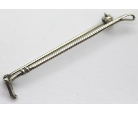 Presumed silver boxed riding crop pin brooch, L: 53 mm. P&amp;P Group 1 (£14+VAT for the first lot and £1+VAT for subsequent 