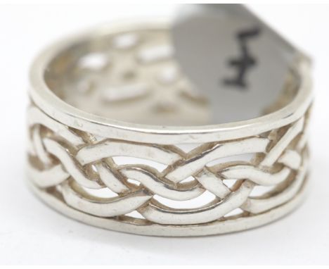 Gents silver Celtic design ring, size T. P&amp;P Group 1 (£14+VAT for the first lot and £1+VAT for subsequent lots) 