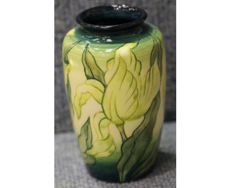 Cobridge floral vase in the Up Brush pattern. H: 14 cm. P&amp;P Group 1 (£14+ VAT for the first lot and £1+VAT for subsequent