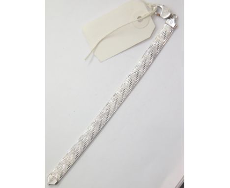 Italian silver chevron bracelet, L: 17 cm, 19g. P&amp;P Group 1 (£14+VAT for the first lot and £1+VAT for subsequent lots) 