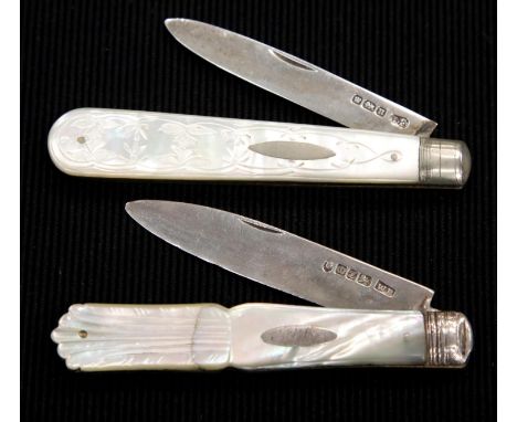 Two Edwardian Mother of Pearl Silver bladed fruit knives differing assay marks. P&amp;P Group 1 (£14+ VAT for the first lot a