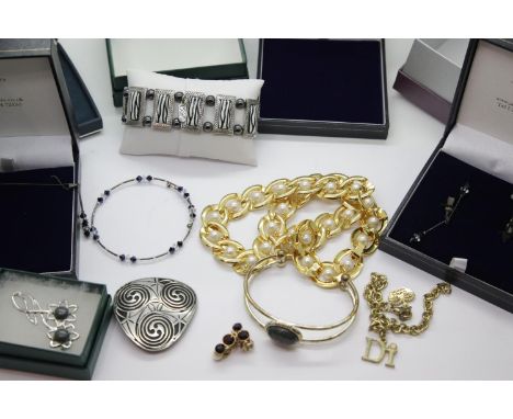 Mixed boxed costume jewellery items. P&amp;P Group 1 (£14+VAT for the first lot and £1+VAT for subsequent lots) 