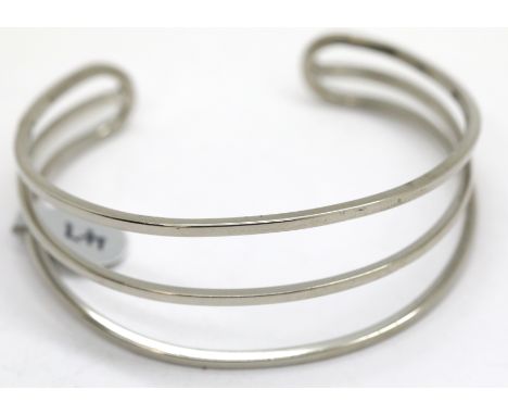 Fancy three band bangle. P&amp;P Group 1 (£14+VAT for the first lot and £1+VAT for subsequent lots) 