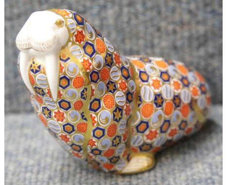 Royal Crown Derby Walrus figurine with silver button, L: 15 cm. P&amp;P Group 2 (£18+ VAT for the first lot and £2+Vat for su