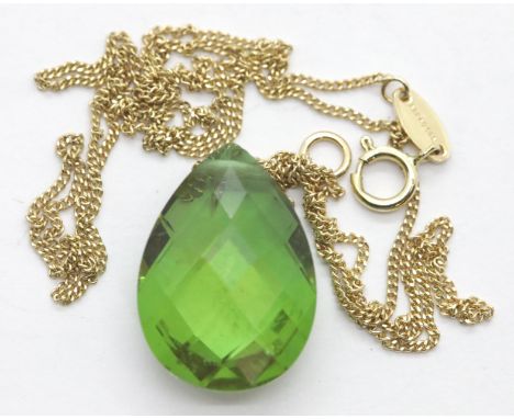 Faceted green stone pendant on a fine 9ct gold chain. P&amp;P Group 1 (£14+VAT for the first lot and £1+VAT for subsequent lo