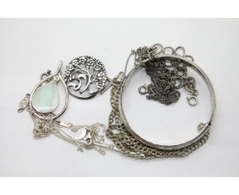 Mixed silver jewellery including a bangle. P&amp;P Group 1 (£14+VAT for the first lot and £1+VAT for subsequent lots) 