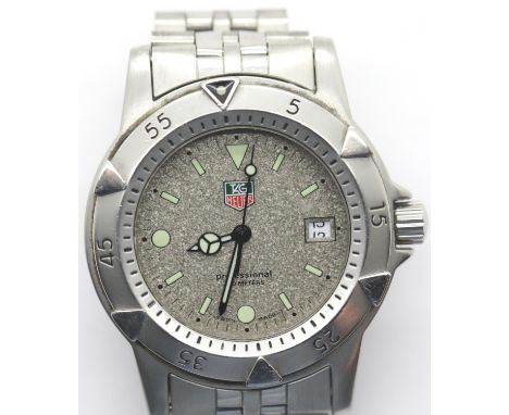 Gents Tag Heuer 2000 range green dial quartz wristwatch. P&P Group 1 (£14+VAT for the first lot and £1+VAT for subsequent lot