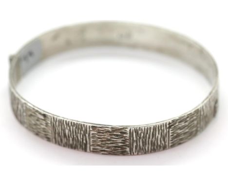 Silver retro style bark effect hinged bangle. P&amp;P Group 1 (£14+VAT for the first lot and £1+VAT for subsequent lots) 