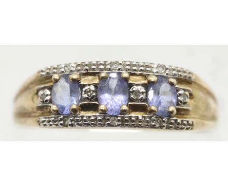 9ct gold ring set with tanzanite coloured stones, size P, 2.4g. P&amp;P Group 1 (£14+VAT for the first lot and £1+VAT for sub