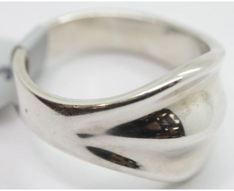Ladies modern design ring, size R. P&amp;P Group 1 (£14+VAT for the first lot and £1+VAT for subsequent lots) 