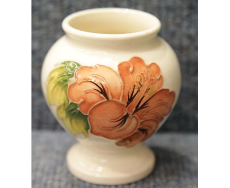 Small Moorcroft Hibiscus design vase, H: 9 cm. P&amp;P Group 1 (£14+VAT for the first lot and £1+VAT for subsequent lots) 