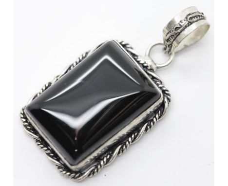 Onyx fancy design pendant, 25 x 18 mm. P&amp;P Group 1 (£14+VAT for the first lot and £1+VAT for subsequent lots) 