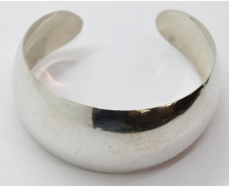 Silver 30 mm wide tapered fancy bangle. P&amp;P Group 1 (£14+VAT for the first lot and £1+VAT for subsequent lots) 