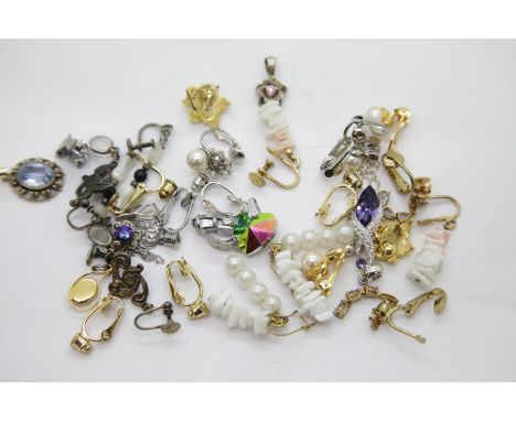 Collection of mixed earrings and pendants. P&amp;P Group 1 (£14+VAT for the first lot and £1+VAT for subsequent lots) 