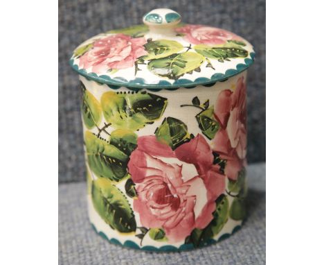 Large Wemyss lidded pot with rose decoration, H: 13 cm. P&P Group 2 (£18+VAT for the first lot and £2+VAT for subsequent lots