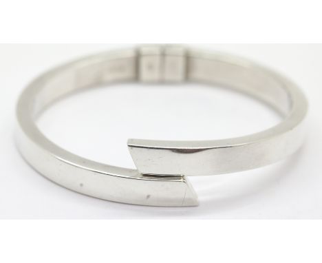 Silver hinged 8 mm wide hinged bangle. P&amp;P Group 1 (£14+VAT for the first lot and £1+VAT for subsequent lots) 