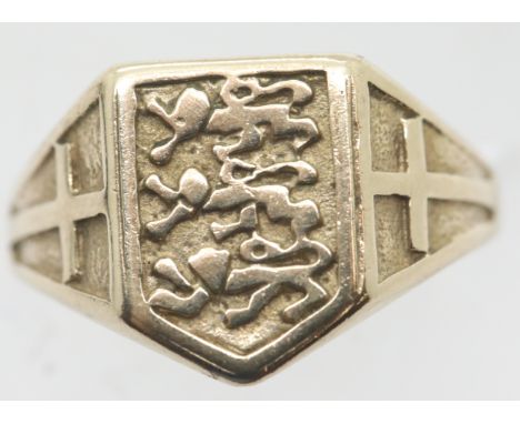 Gents 9ct gold Three Lions England shield ring, size Q, 2.8g. P&amp;P Group 1 (£14+VAT for the first lot and £1+VAT for subse